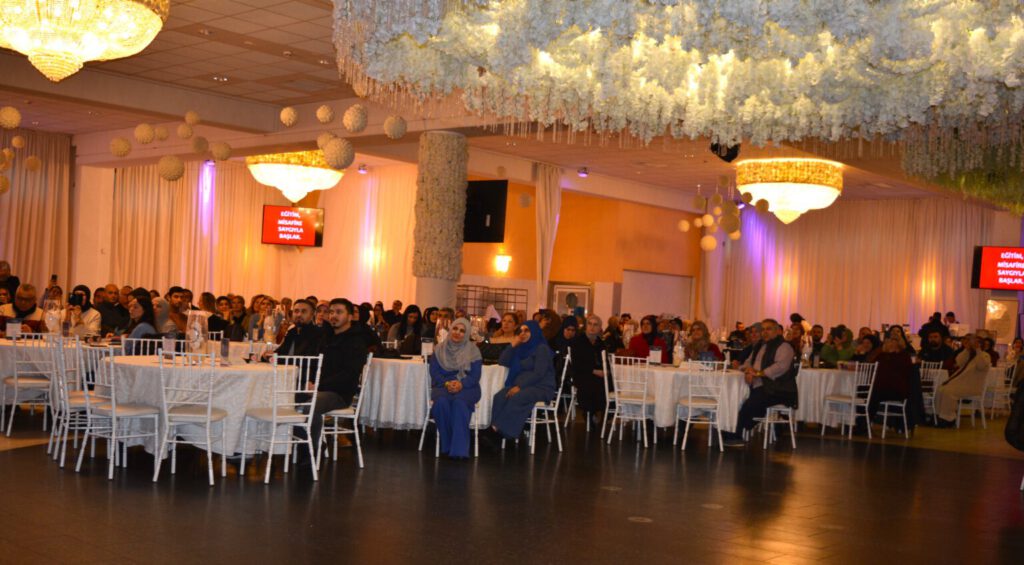 Alisan-Kapaklikaya-dinleyici-1536x847-1-1024x565 Eğitimci Yazar Alişan Kapaklıkaya  Hamburg’da Gönüllere su serpti