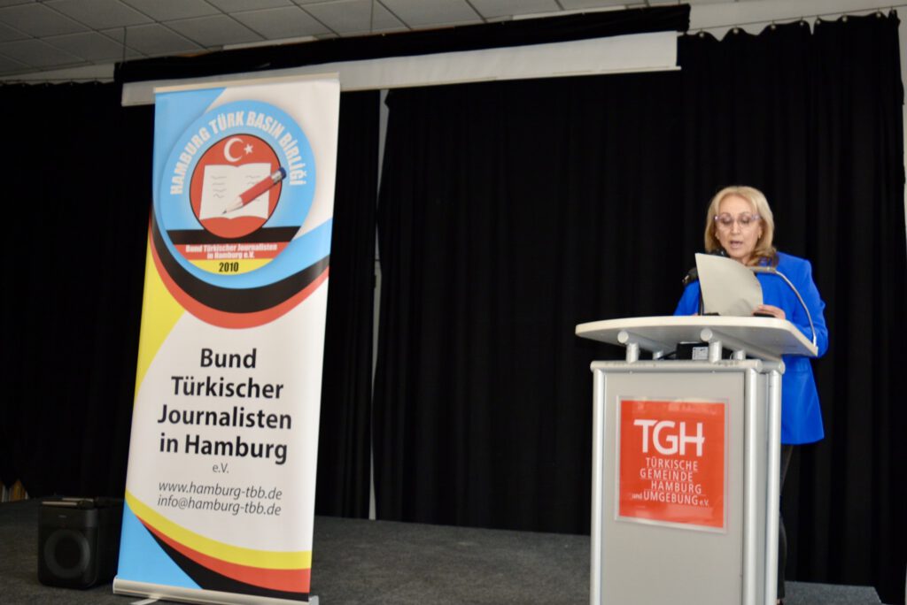 480751338_9911654458867238_7534624621218477926_n-4-1024x684 HAMBURG SEÇİMLERİNE ADAY OLAN KADINLAR ZORLUKLARA RAĞMEN SİYASETTE YER ALIYOR