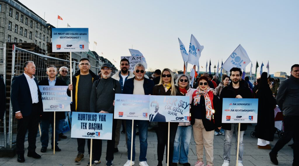 DSC_0711-1024x568 Hamburg’da Demokrasi ve Adalet İçin Dayanışma Gösterisi Düzenlendi