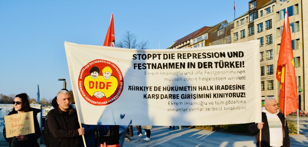 DSC_0713-1024x489 Hamburg’da Demokrasi ve Adalet İçin Dayanışma Gösterisi Düzenlendi