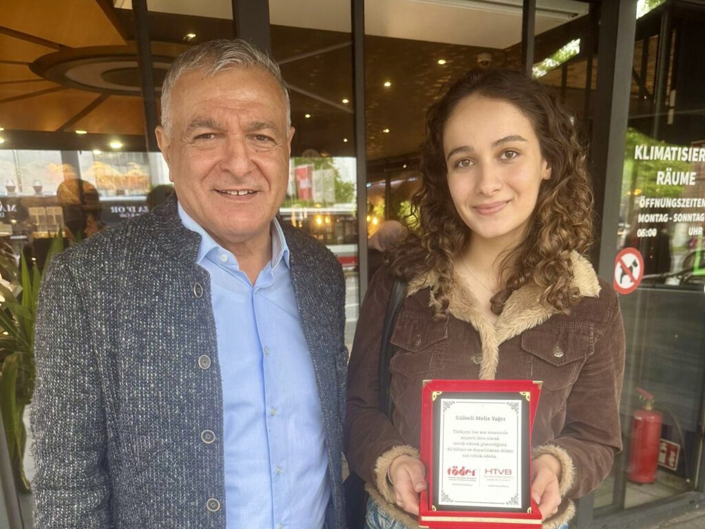 Goruntu-42-1-1024x768 Hamburg’da Türkçeye Bağlılık Ödüllendirildi