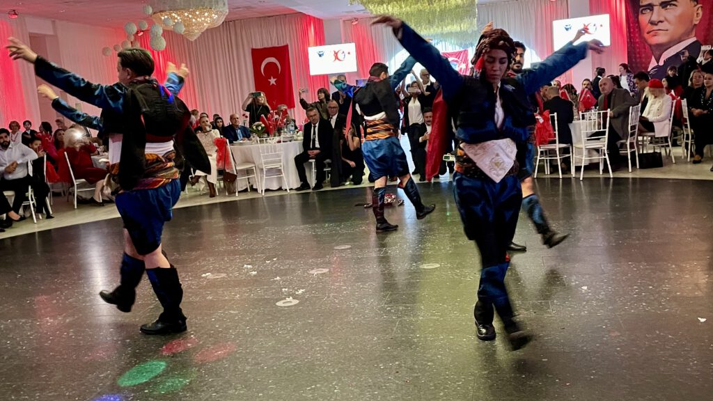 Unknown-58-1-1024x576 Hamburg’da Cumhuriyetin 102. Yılı Gurur ve Coşkuyla Kutlandı