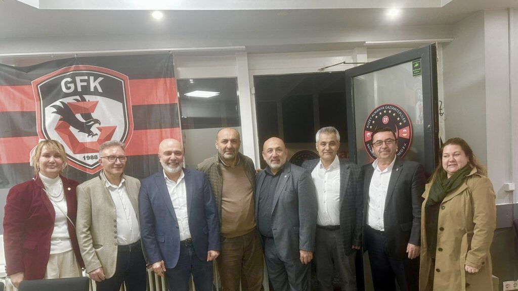 PHOTO-2026-03-08-21-06-20-4-1024x576 Hamburg Gaziantepliler Derneği’nden Türk Dernek Başkanlarına İftar