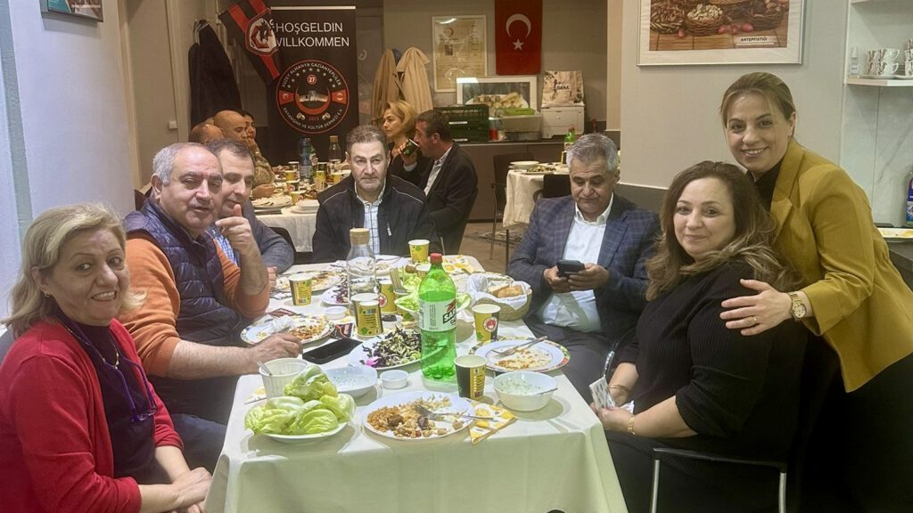 PHOTO-2026-03-08-21-07-35-1024x576 Hamburg Gaziantepliler Derneği’nden Türk Dernek Başkanlarına İftar