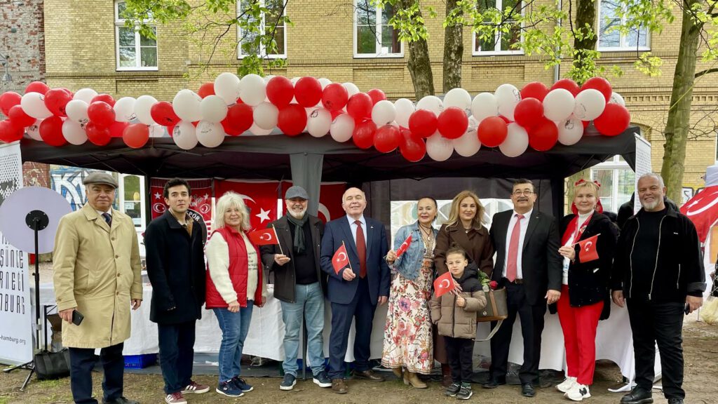 0-1-1-1024x576 Hamburg’da Binlerce Kişi 23 Nisan Kutlamasında Buluştu