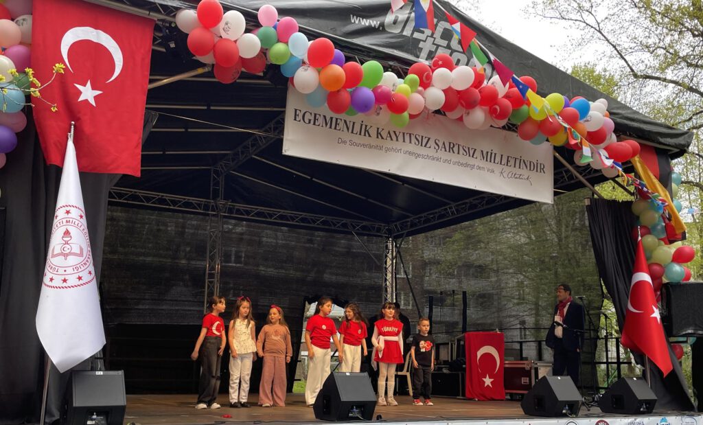 0-12-1-1024x619 Hamburg’da Binlerce Kişi 23 Nisan Kutlamasında Buluştu