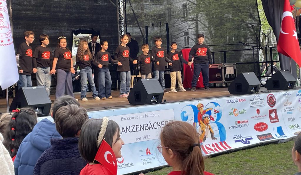0-16-1024x596 Hamburg’da Binlerce Kişi 23 Nisan Kutlamasında Buluştu