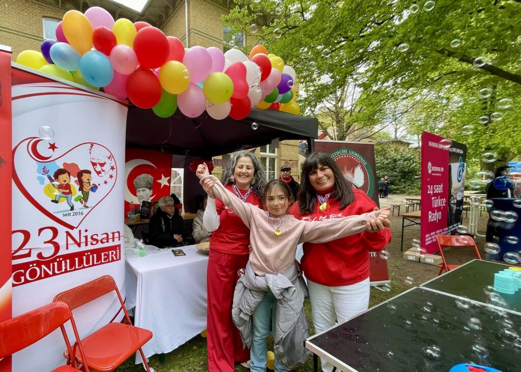 0-2-1-1024x732 Hamburg’da Binlerce Kişi 23 Nisan Kutlamasında Buluştu