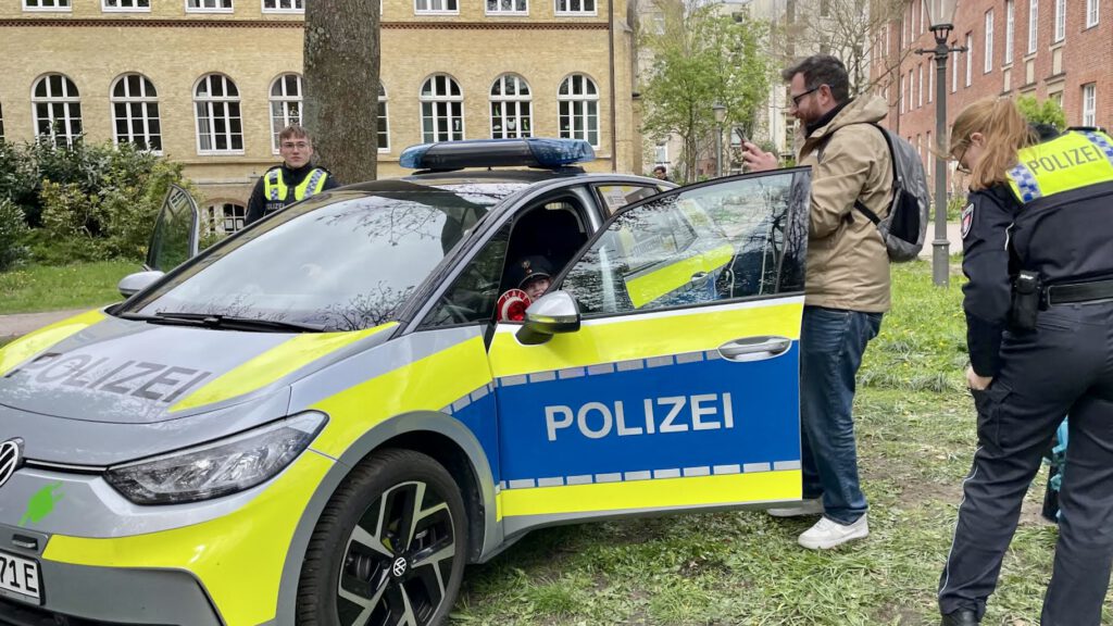 0-5-1024x576 Hamburg’da Binlerce Kişi 23 Nisan Kutlamasında Buluştu