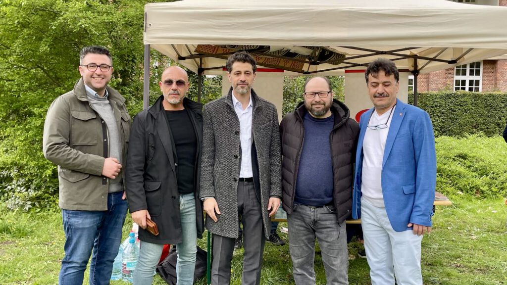 0-8-1-1024x576 Hamburg’da Binlerce Kişi 23 Nisan Kutlamasında Buluştu