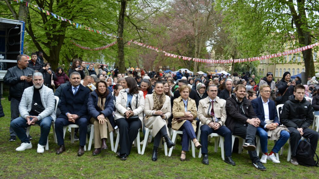 DSC_0385-1024x576 Hamburg’da Binlerce Kişi 23 Nisan Kutlamasında Buluştu