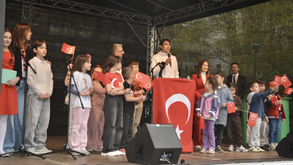 DSC_0400-1024x576 Hamburg’da Binlerce Kişi 23 Nisan Kutlamasında Buluştu