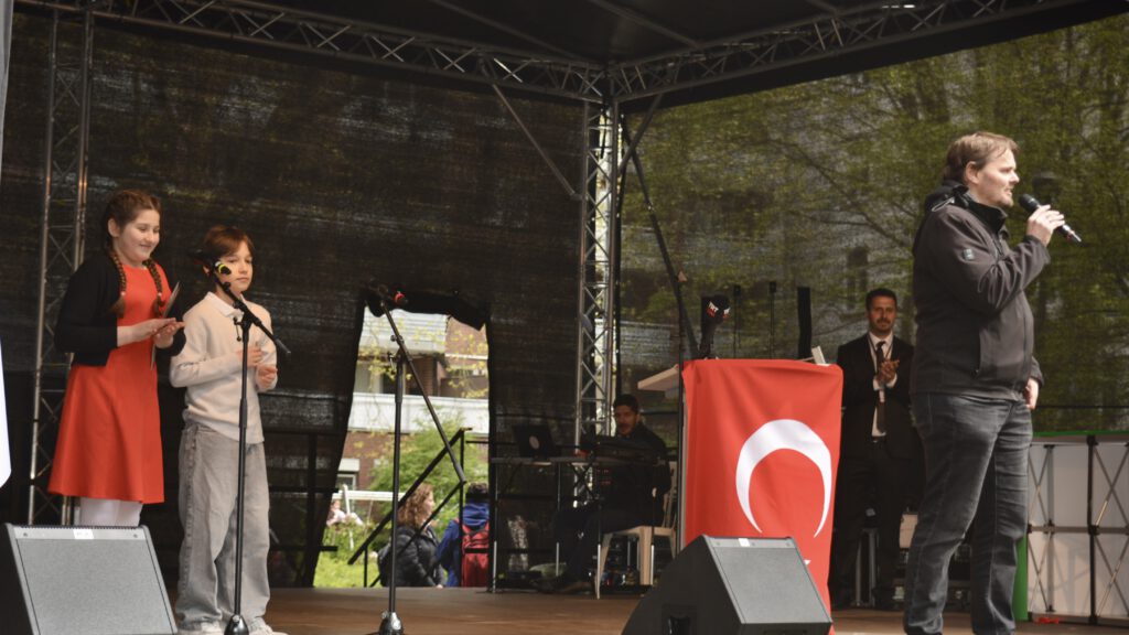 DSC_0410-1024x576 Hamburg’da Binlerce Kişi 23 Nisan Kutlamasında Buluştu