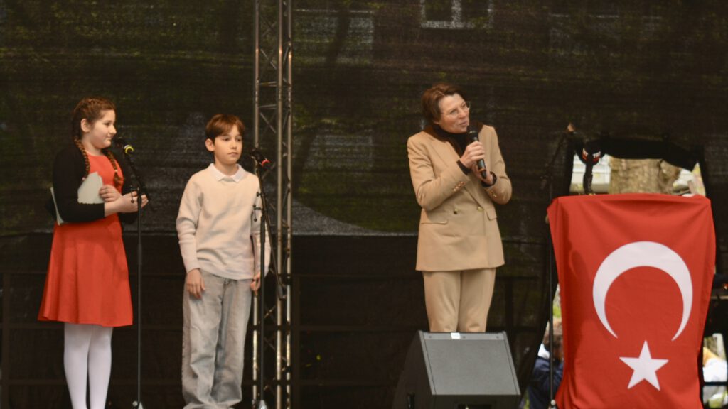 DSC_0414-1024x576 Hamburg’da Binlerce Kişi 23 Nisan Kutlamasında Buluştu