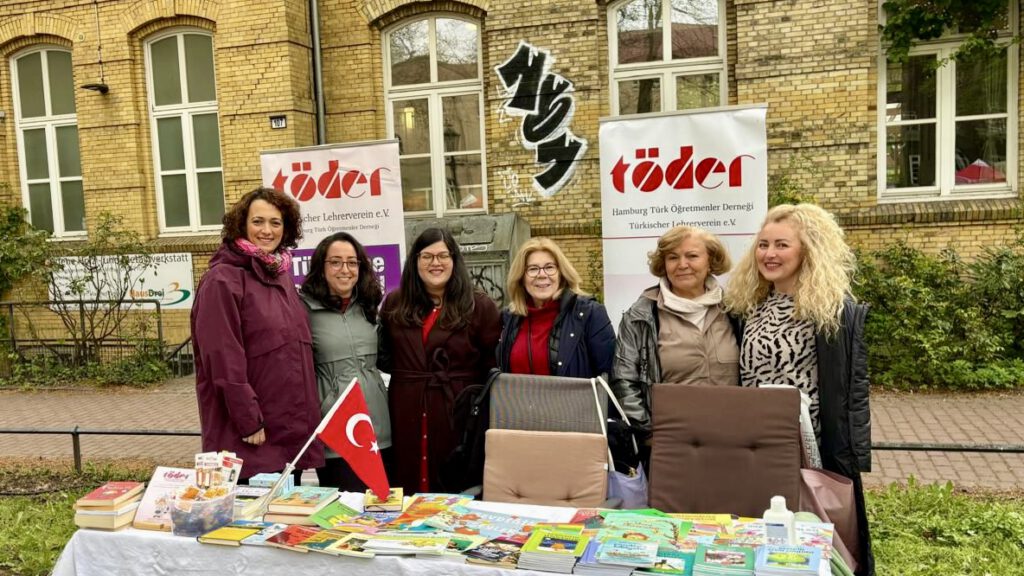 PHOTO-2026-04-26-14-33-39-1024x576 Hamburg’da Binlerce Kişi 23 Nisan Kutlamasında Buluştu