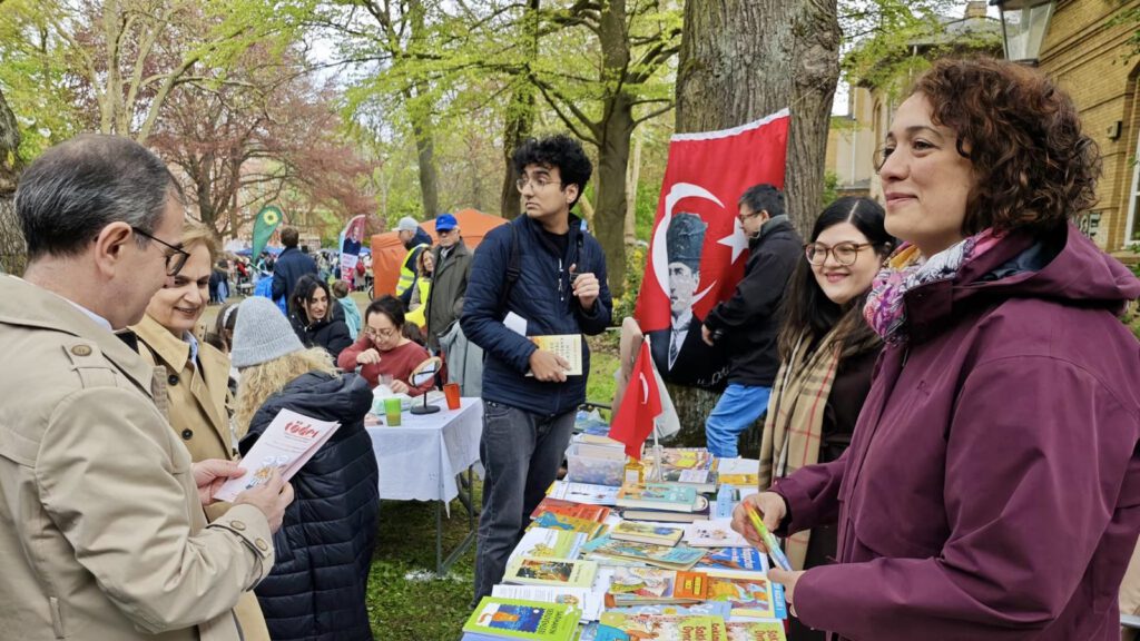 PHOTO-2026-04-26-16-56-12-1024x576 Hamburg’da Binlerce Kişi 23 Nisan Kutlamasında Buluştu