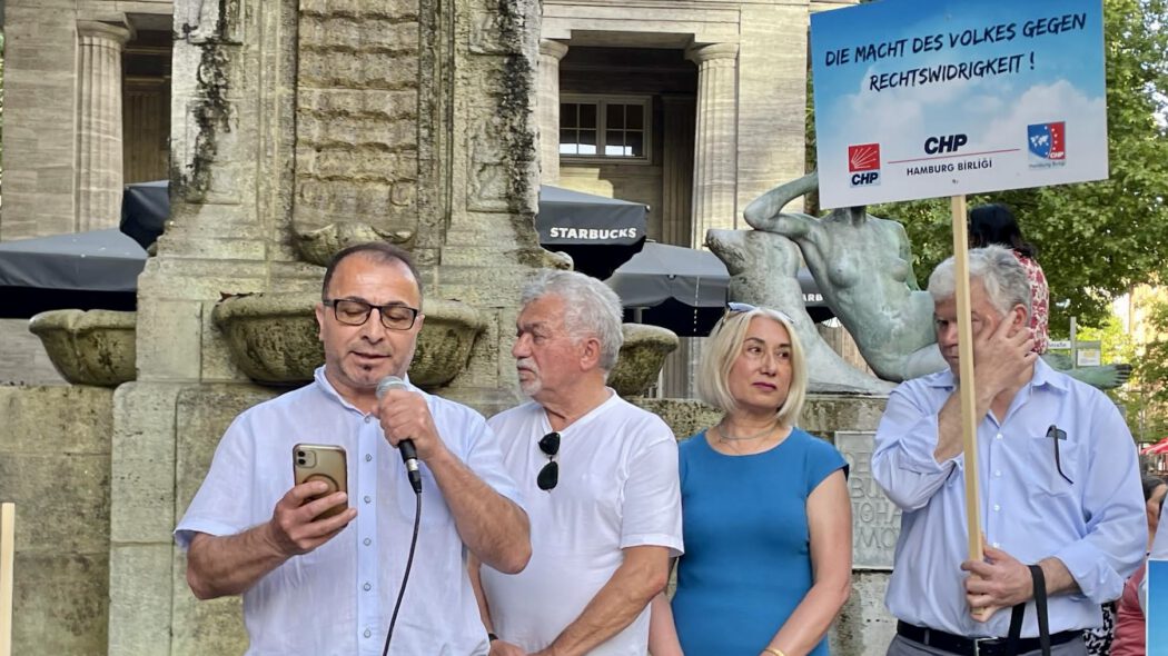 0-11-1050x590 Hamburg’da Demokrasi ve Halk İradesine Sahip Çıkma Mitingi