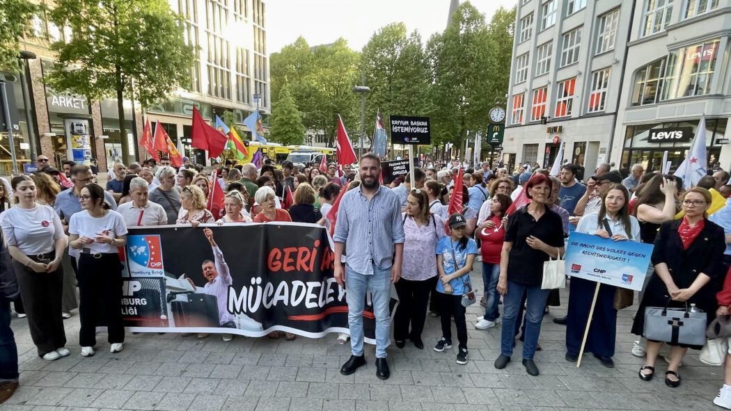 0-2-1050x591 Hamburg’da Demokrasi ve Halk İradesine Sahip Çıkma Mitingi