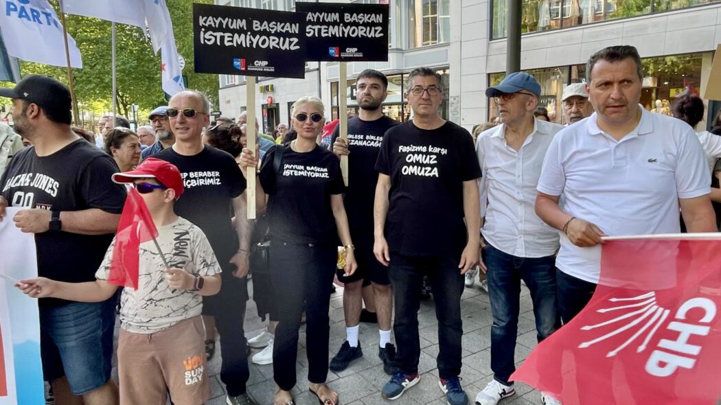 0-22-1050x590 Hamburg’da Demokrasi ve Halk İradesine Sahip Çıkma Mitingi