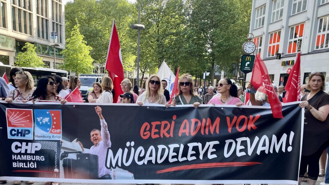 0-27-1050x591 Hamburg’da Demokrasi ve Halk İradesine Sahip Çıkma Mitingi