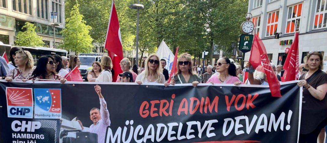 Hamburg’da Demokrasi ve Halk İradesine Sahip Çıkma Mitingi