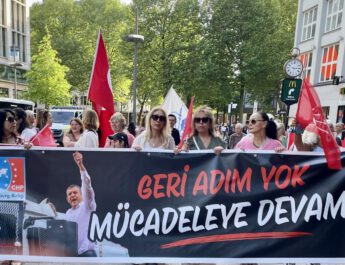 Hamburg’da Demokrasi ve Halk İradesine Sahip Çıkma Mitingi