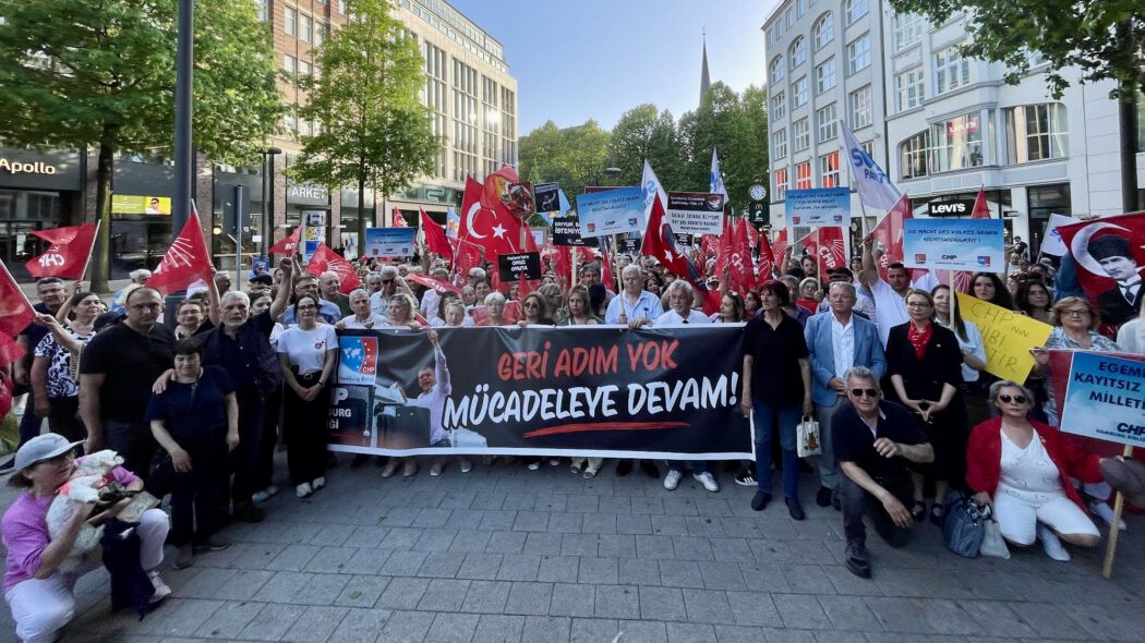 0-3-1050x590 Hamburg’da Demokrasi ve Halk İradesine Sahip Çıkma Mitingi