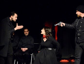 Mut! Tiyatrosu’nda Sanatın Gücüyle Köprüler Kuruluyor