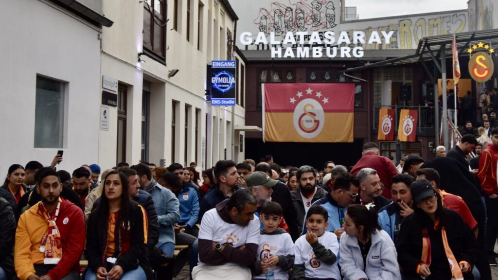 PHOTO-2026-05-10-16-54-23-1-1024x576 Galatasaray’ın Şampiyonluğu Hamburg’da Coşkuyla Kutlandı