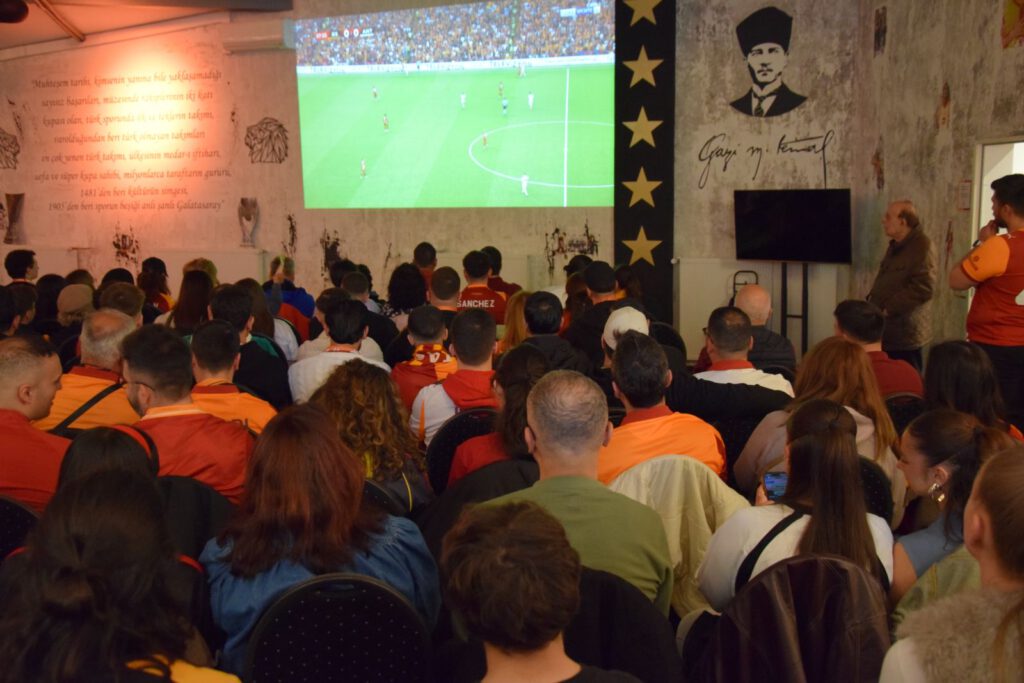 PHOTO-2026-05-10-16-54-24-3-1024x683 Galatasaray’ın Şampiyonluğu Hamburg’da Coşkuyla Kutlandı