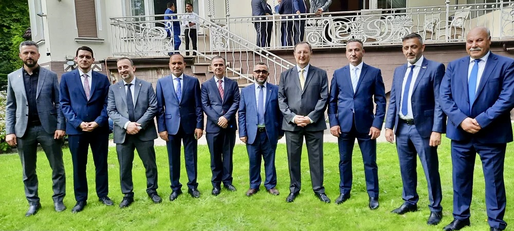 Berlin-buyukelcisi-Gokhan-Turan-Hamburg-STK-temsilcileriyle.jpg Büyükelçi Gökhan Turan Hamburg'da Türk Toplumu Temsilcileriyle Buluştu