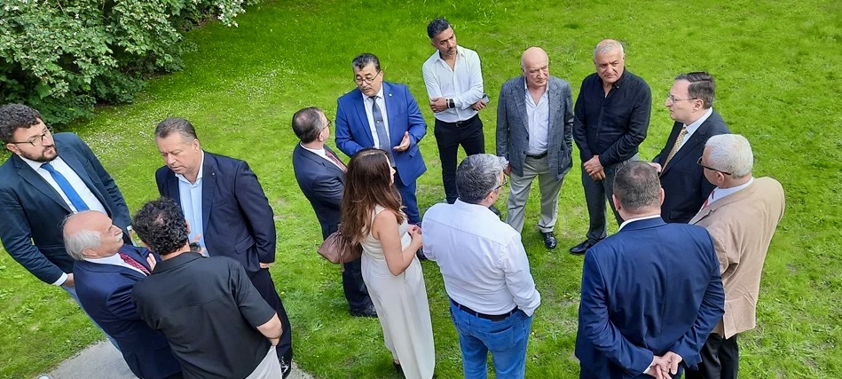 Berlin-buyukelcisi-Gokhan-Turan-Hamburg-STK-temsilcileriyle5.jpg Büyükelçi Gökhan Turan Hamburg'da Türk Toplumu Temsilcileriyle Buluştu