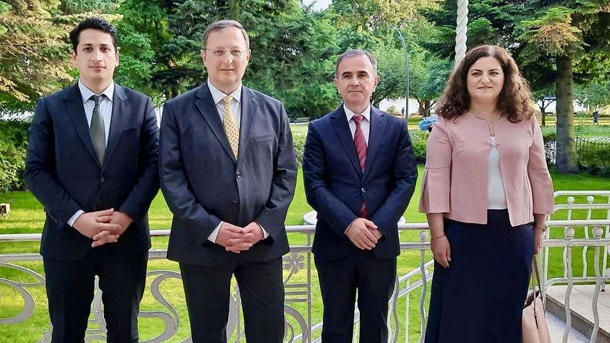 Berlin-buyukelcisi-Gokhan-Turan-Hamburg-baskonsolosu-Berati-Alver-konsolos-Hamide-Turkkan-Atase-Mucahid-Yilmaz.jpg Büyükelçi Gökhan Turan Hamburg'da Türk Toplumu Temsilcileriyle Buluştu