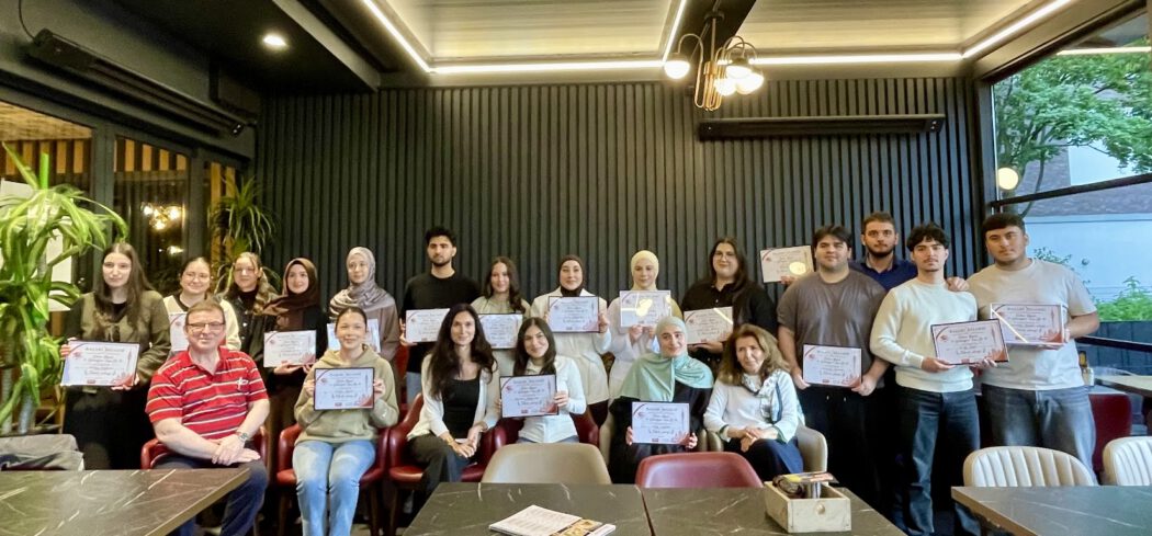IMG_0001-1050x489 Hamburg’da Türkçe Dersini Seçen Lise Mezunlarına Onur Töreni