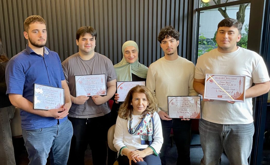 IMG_0007-1050x644 Hamburg’da Türkçe Dersini Seçen Lise Mezunlarına Onur Töreni