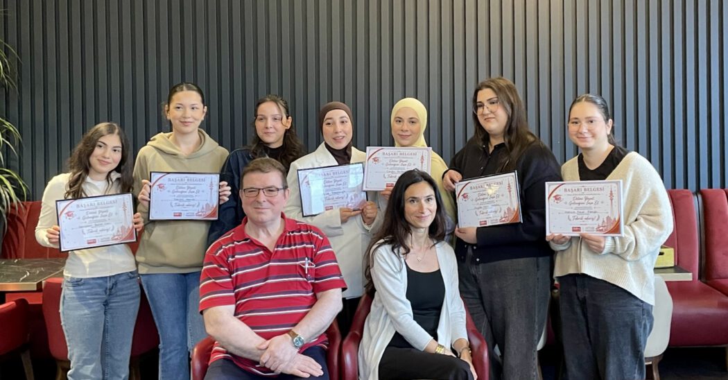 IMG_0010-1050x548 Hamburg’da Türkçe Dersini Seçen Lise Mezunlarına Onur Töreni