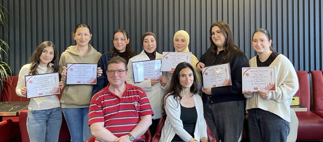 Hamburg’da Türkçe Dersini Seçen Lise Mezunlarına Onur Töreni