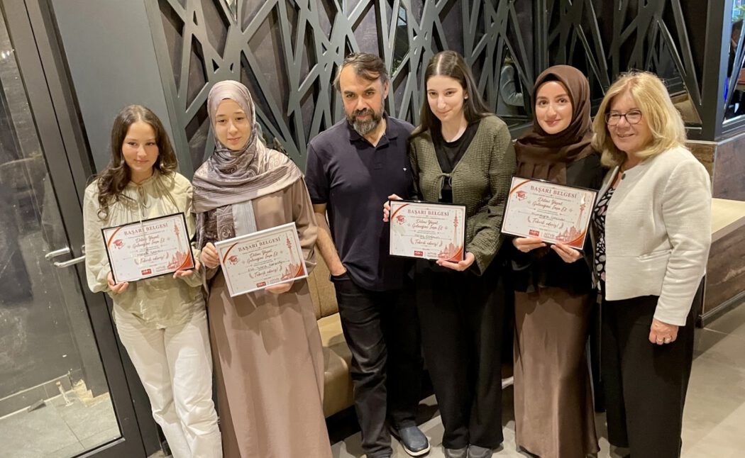 IMG_0014-1050x646 Hamburg’da Türkçe Dersini Seçen Lise Mezunlarına Onur Töreni