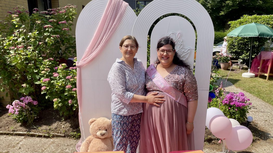 IMG_0260-1050x591 Hamburg’da Anne Adayına Sürpriz Baby Shower Bahçe Partisi