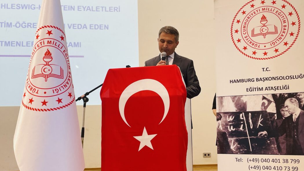 IMG_0295-1050x590 Hamburg'da Eğitim Neferleri Plaketlerle Uğurlandı