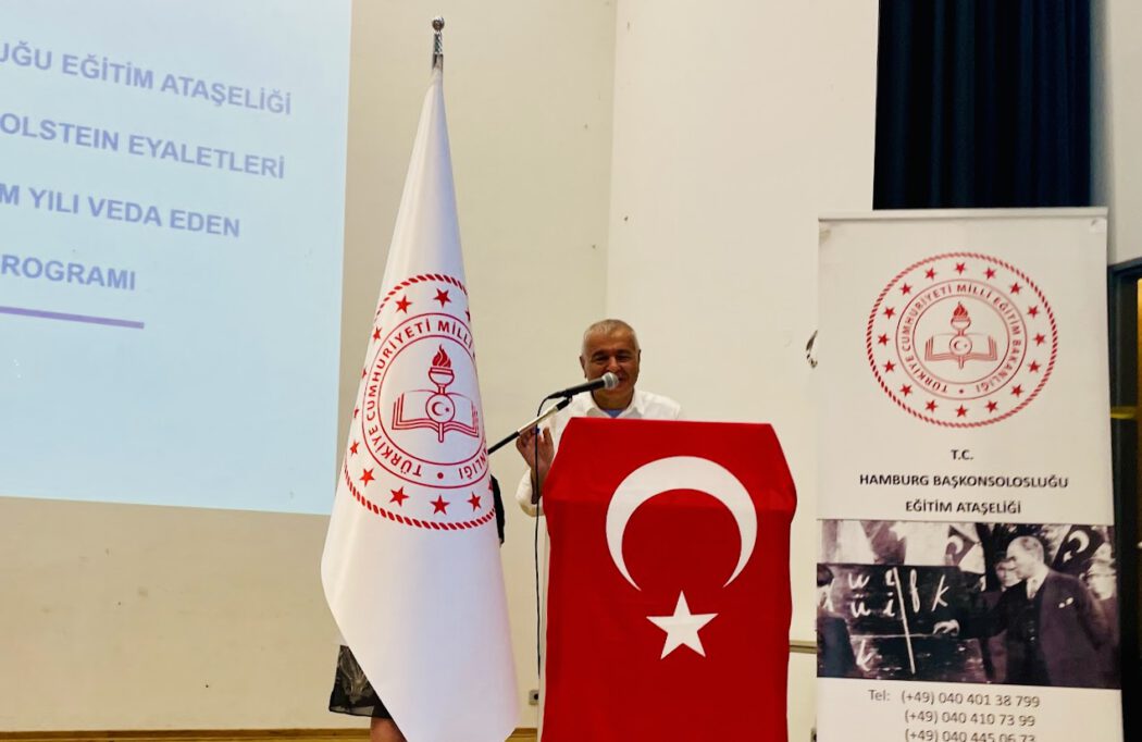 IMG_0300-1050x682 Hamburg'da Eğitim Neferleri Plaketlerle Uğurlandı