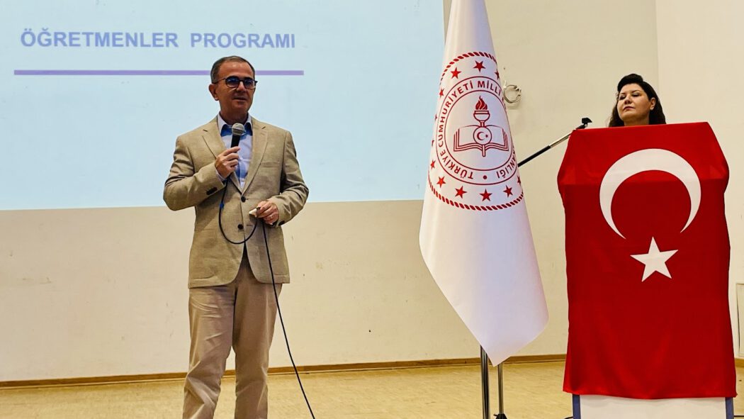 IMG_0301-1050x591 Hamburg'da Eğitim Neferleri Plaketlerle Uğurlandı