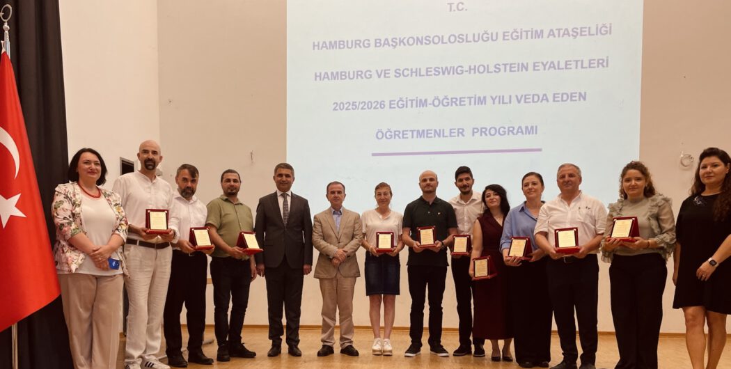 IMG_0331-1050x530 Hamburg'da Eğitim Neferleri Plaketlerle Uğurlandı