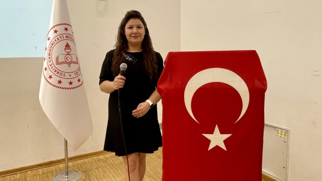IMG_0345-1050x590 Hamburg'da Eğitim Neferleri Plaketlerle Uğurlandı