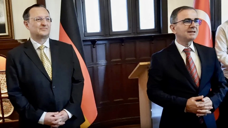 gokhan-turan-berati-alver-hamburg.jpg Büyükelçi Gökhan Turan Hamburg'da Türk Toplumu Temsilcileriyle Buluştu