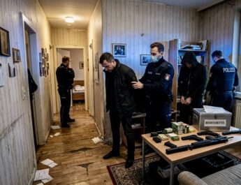 Hamburg’da Kaçak Silah Ticareti Şüphesiyle İki Şüpheli Tutuklandı