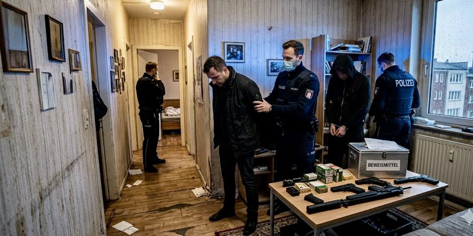 Hamburg’da Kaçak Silah Ticareti Şüphesiyle İki Şüpheli Tutuklandı